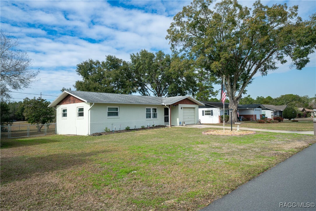 Property Photo:  524 S Washington Street  FL 34465 