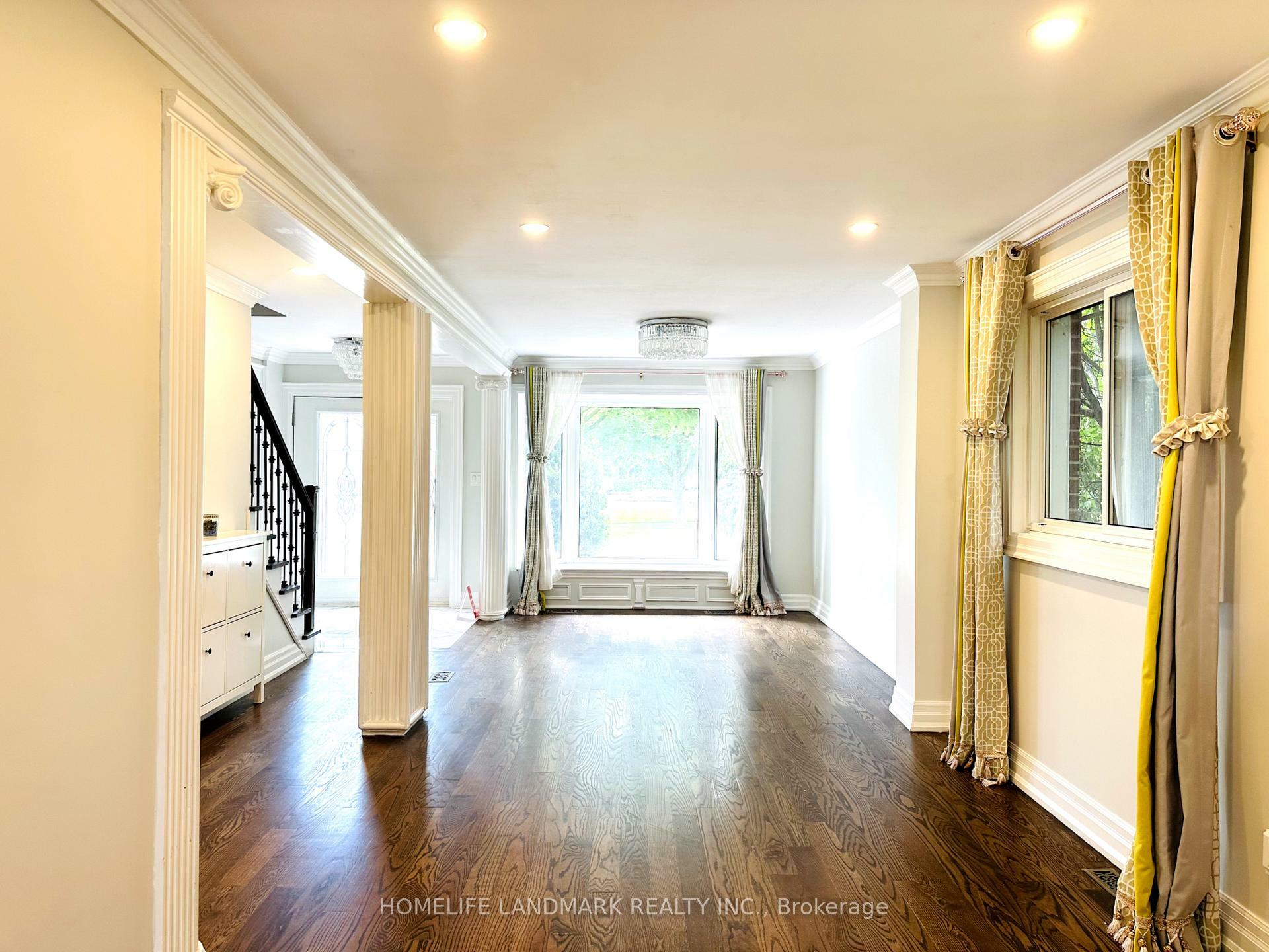 Photo de la propriété: 125 Bannatyne Dr ON M2L 2P5