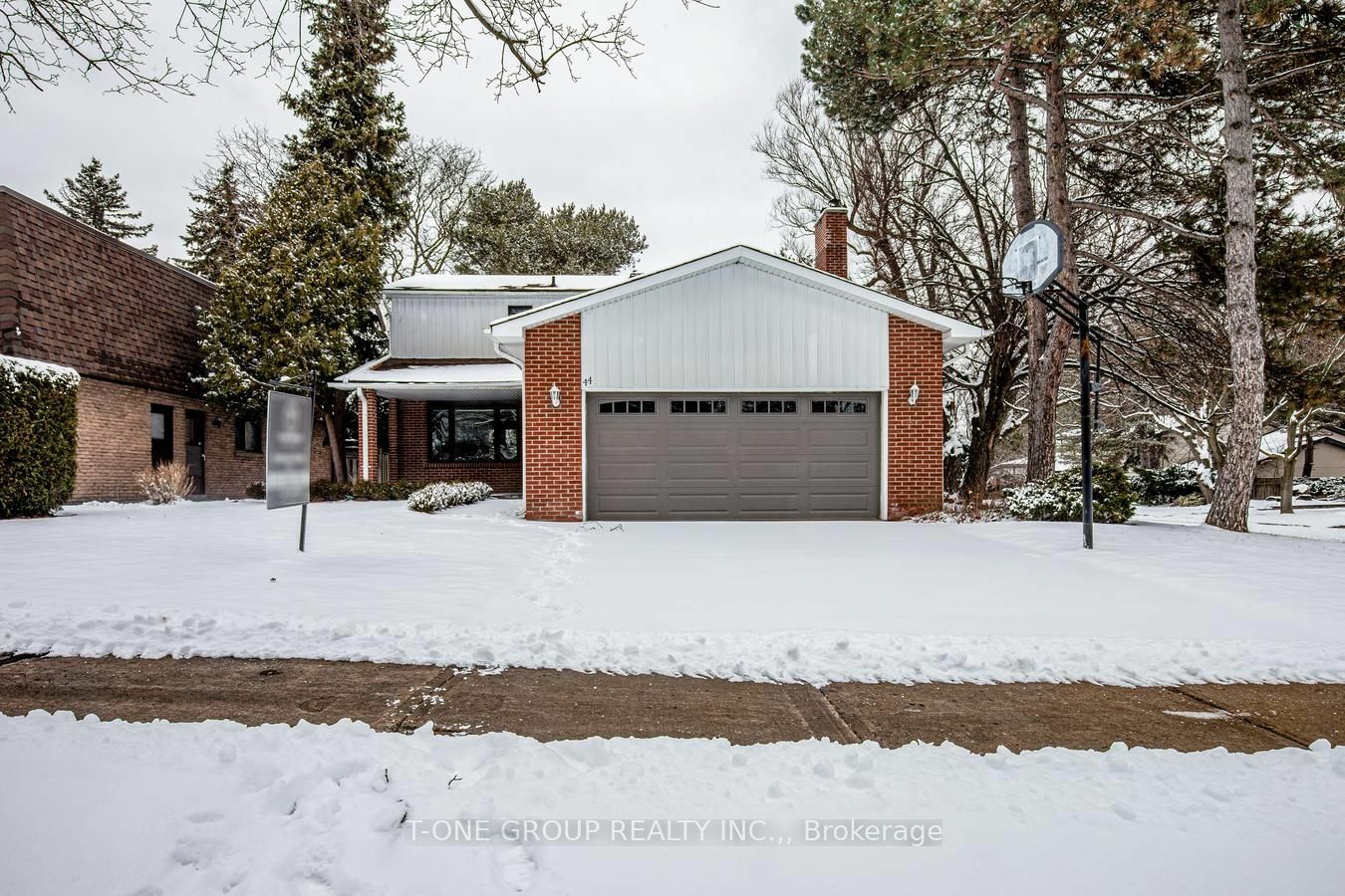 Property Photo:  44 Tanbark Cres  ON M3B 1N6 