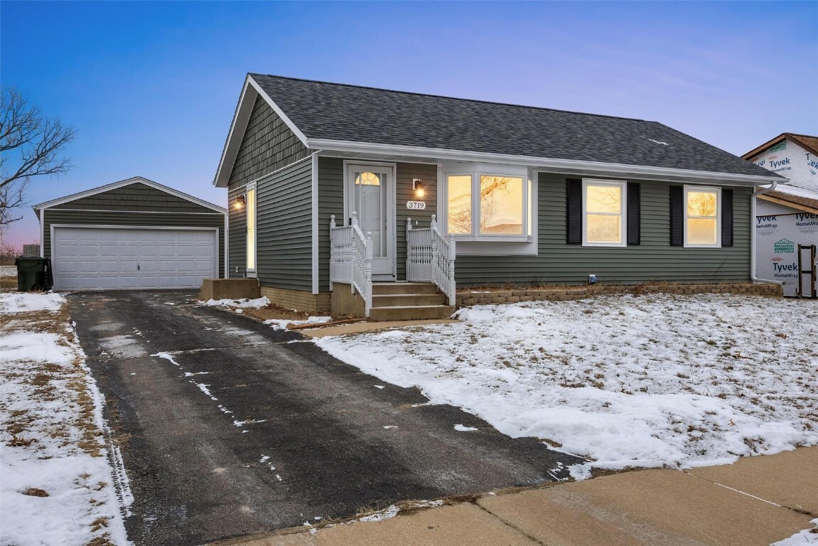 3719 Blue Mound Dr NE  Cedar Rapids IA 52402 photo