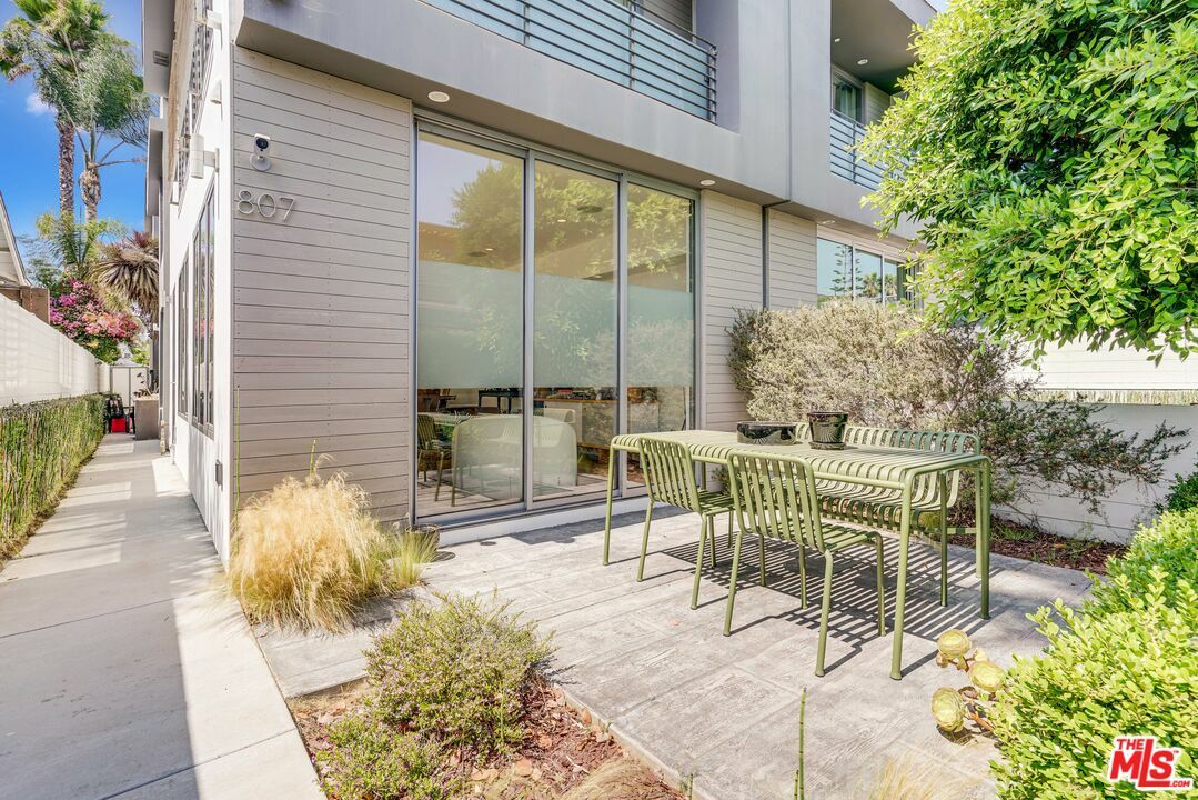 807 Brooks Ave  Venice CA 90291 photo