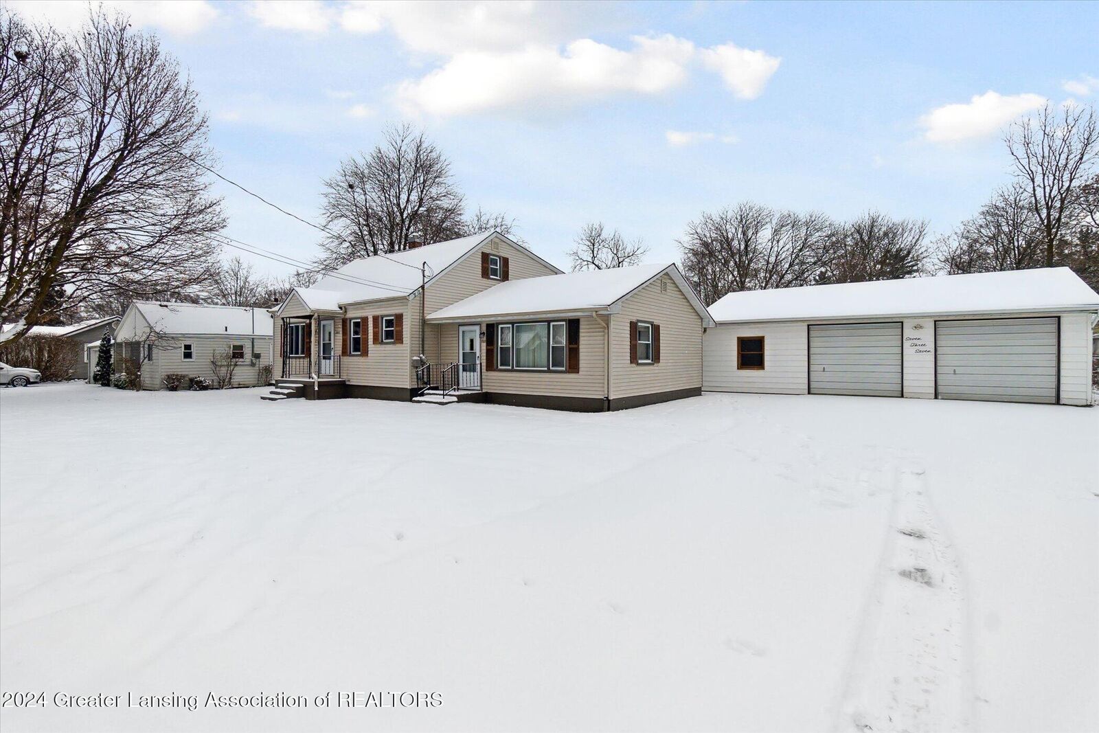 Property Photo: 737 Johnson Street MI 48867