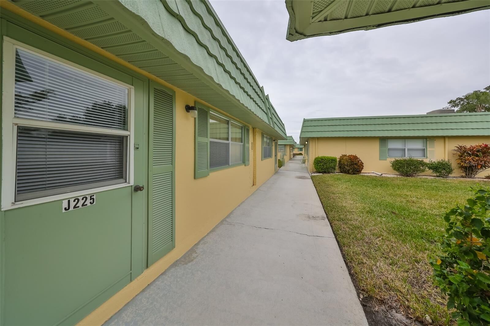 Property Photo:  102 Cambridge Trail 225  FL 33573 