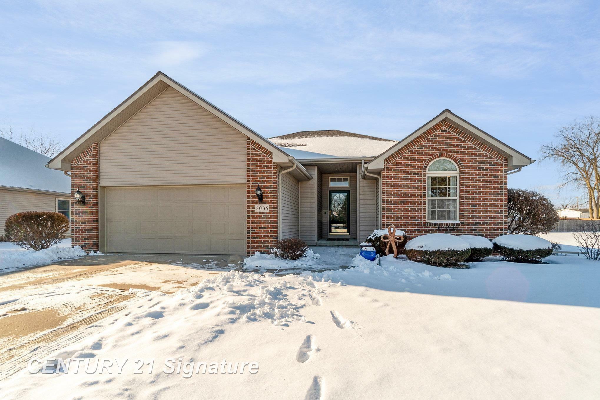 Property Photo:  3035 Creekwood Circle  MI 48706 