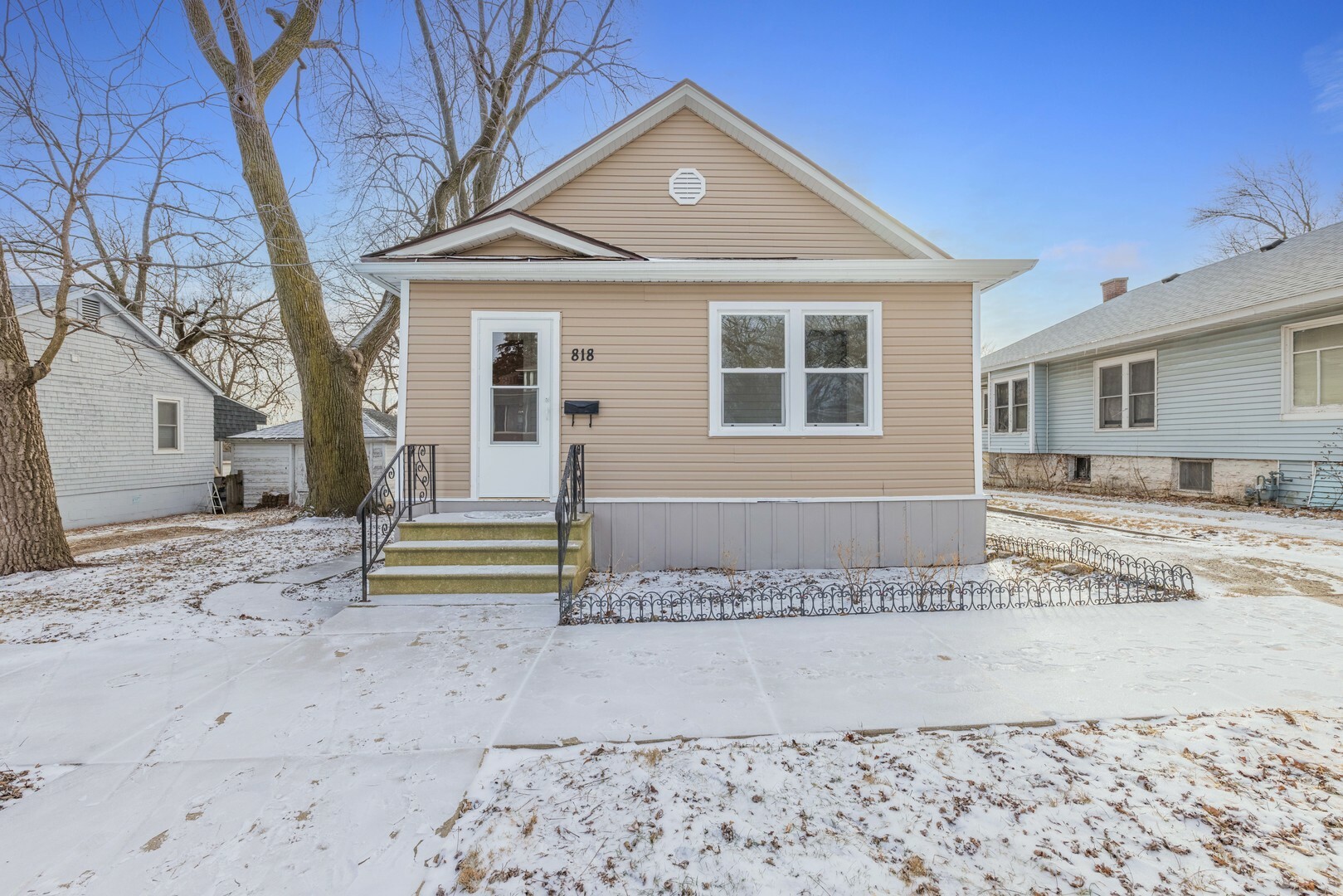 Property Photo:  818 Croghan Avenue  IL 60436 