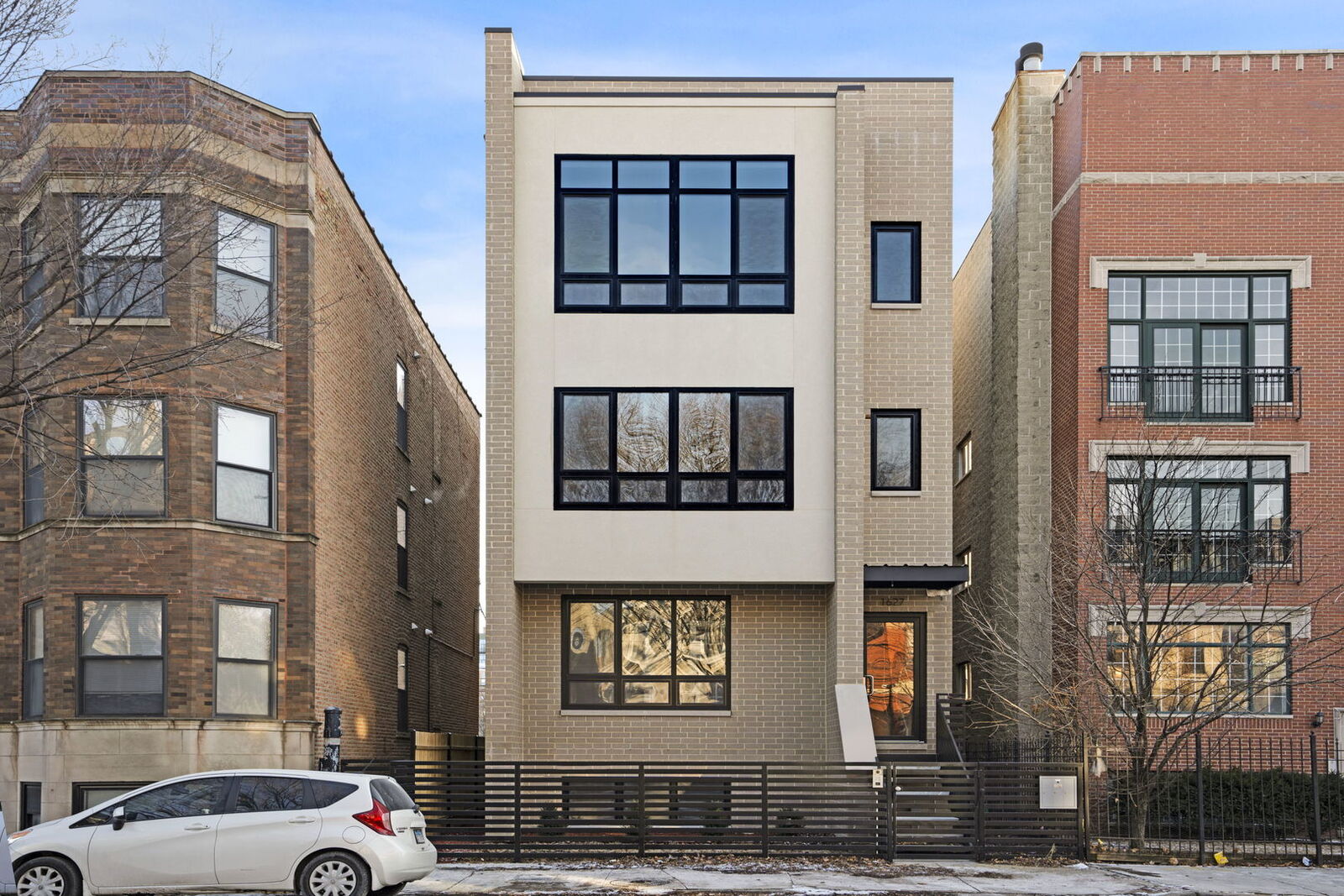 Property Photo: 1627 W Warren Boulevard 3 IL 60612