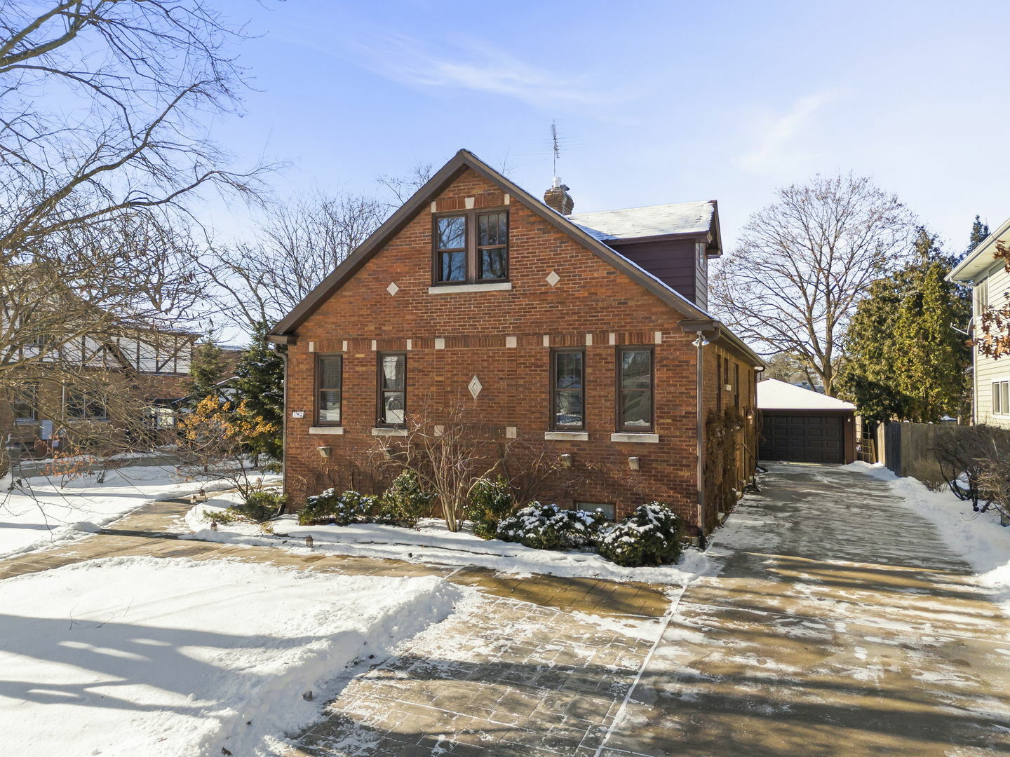 Property Photo:  702 Howard Street  IL 60187 