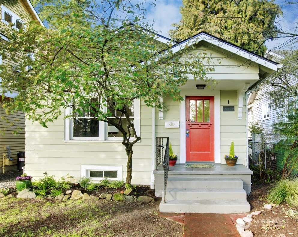 Property Photo:  7049  Ravenna Avenue NE B  WA 98115 