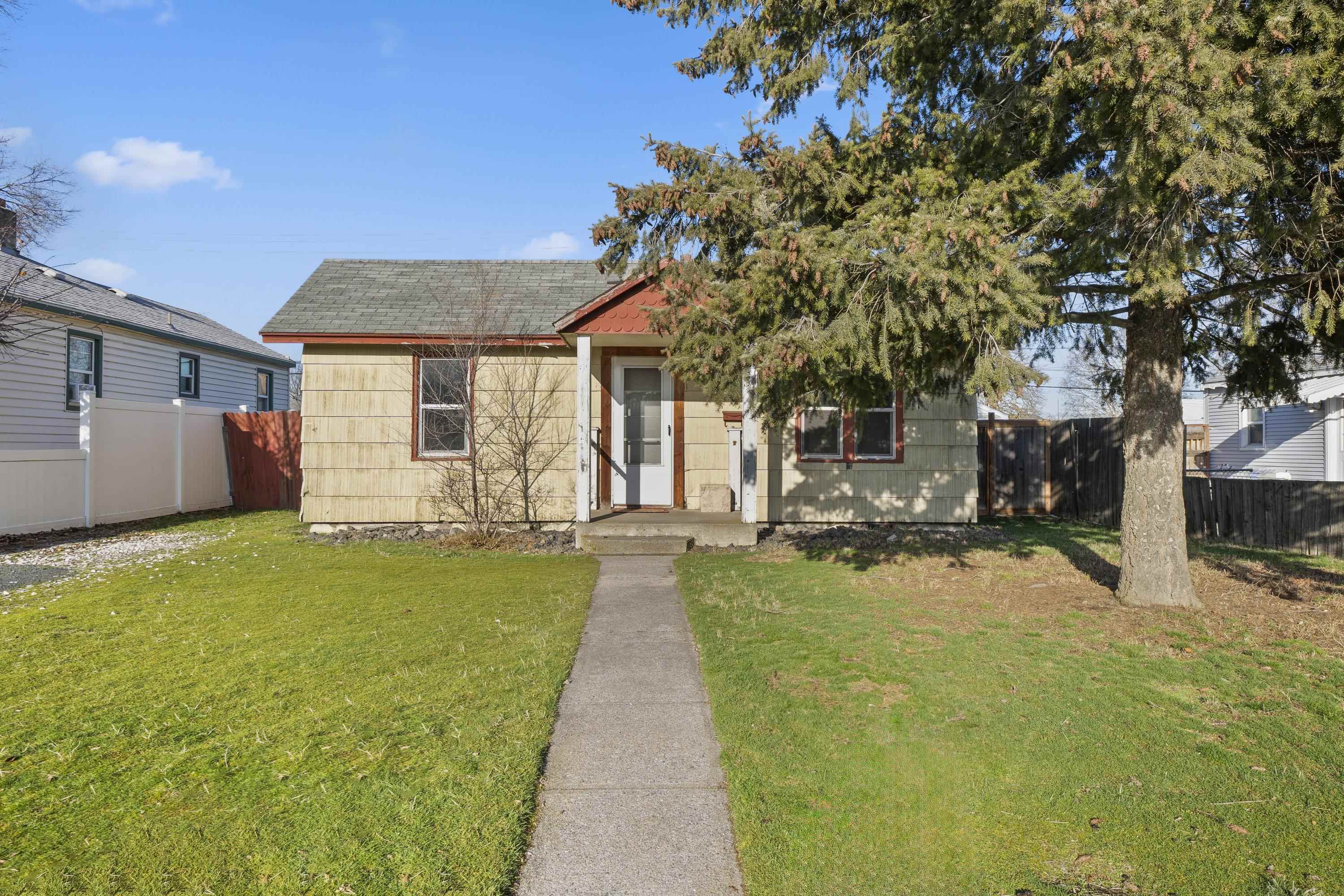 Property Photo:  2911 E Columbia Ave  WA 99208 