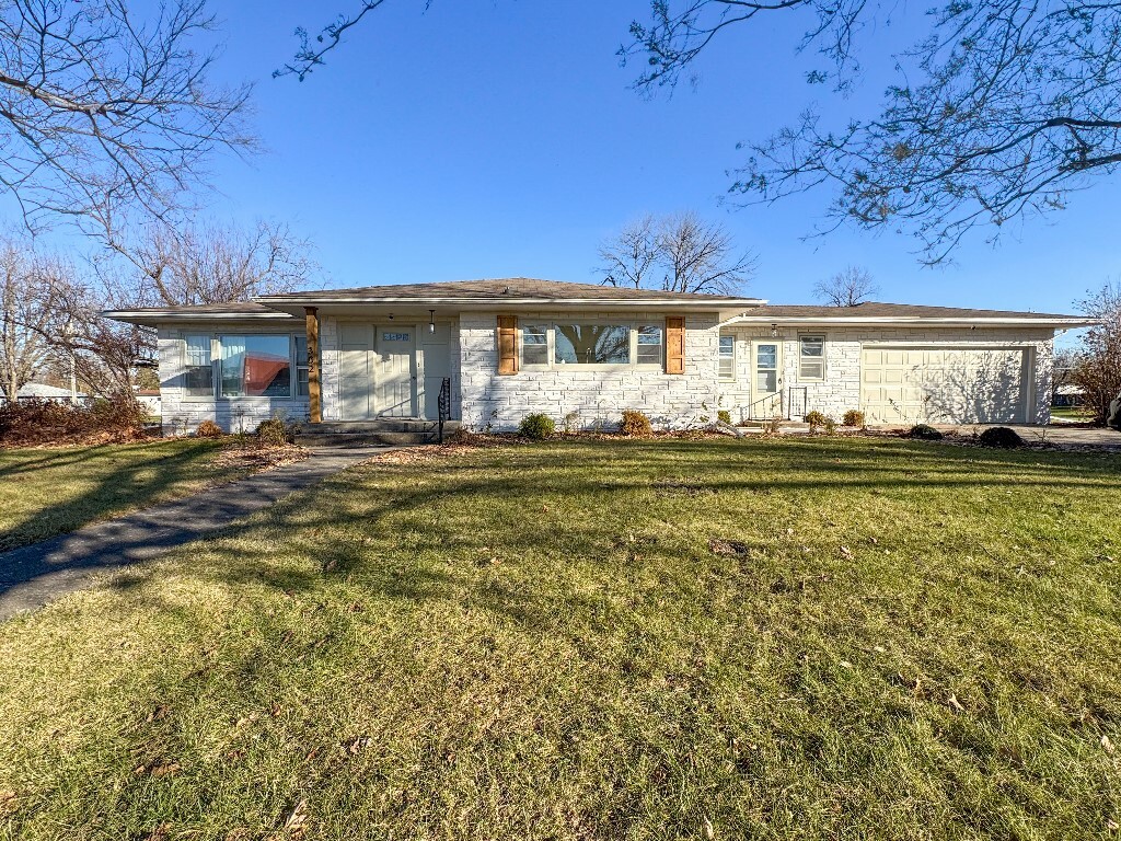 Property Photo:  302 S Linn Street  IA 50236 