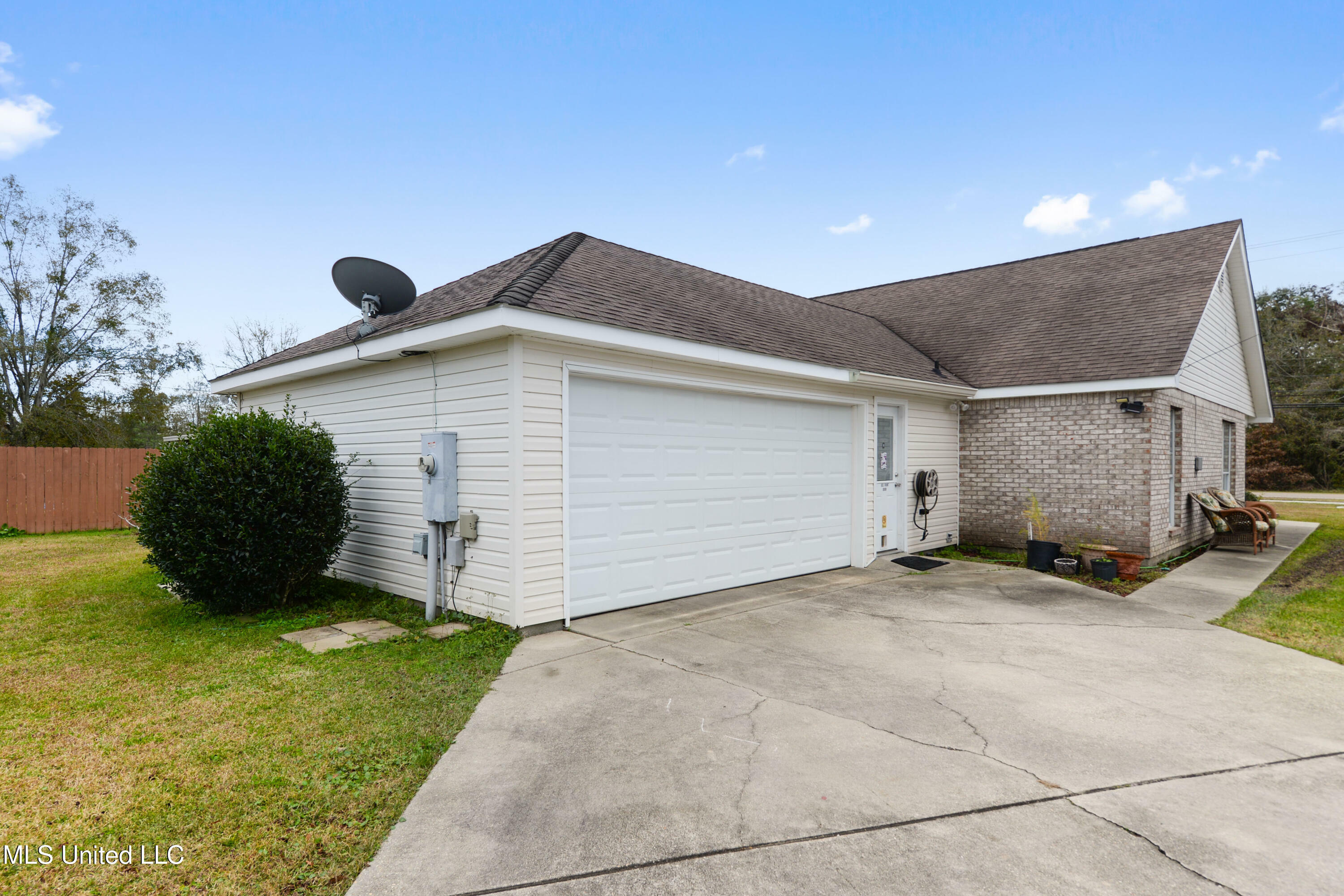 Property Photo:  612 Waveland Avenue  MS 39576 