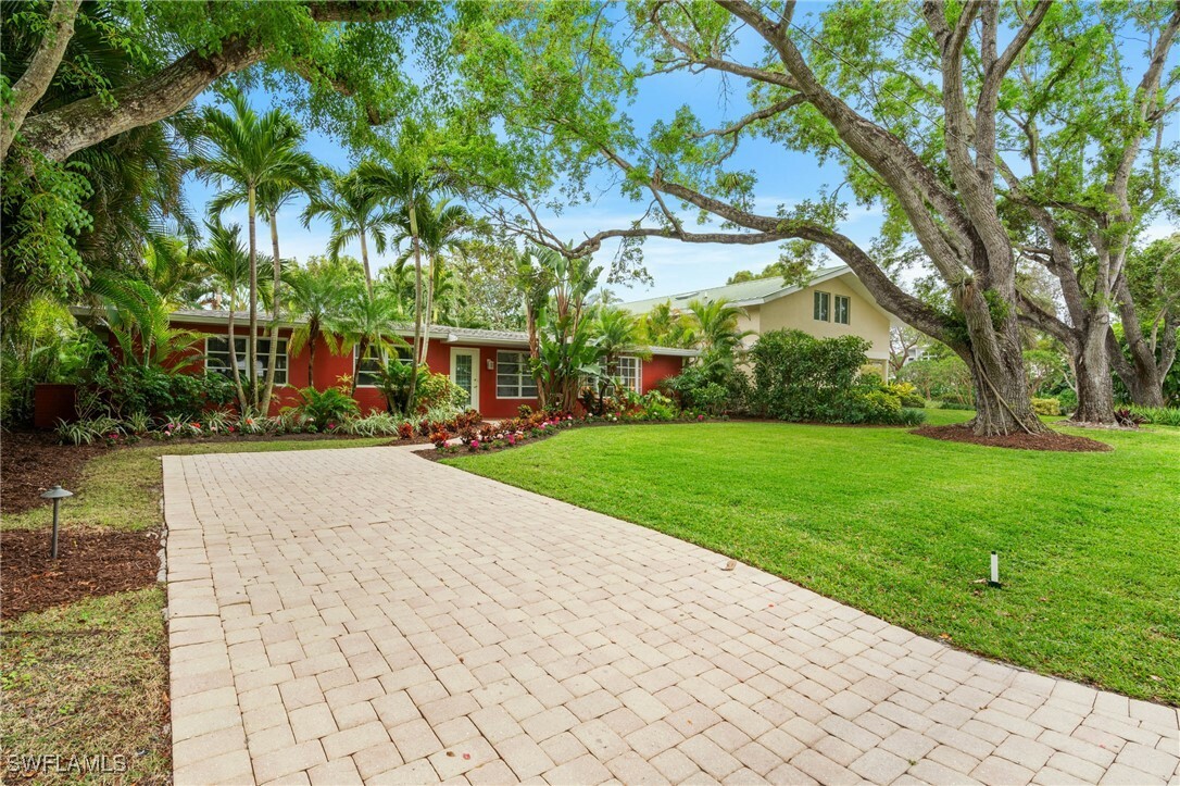 Property Photo:  432 3rd Avenue N  FL 34102 