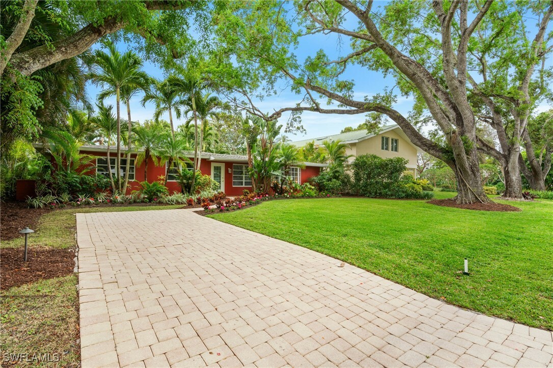 Property Photo: 432 3rd Avenue N FL 34102