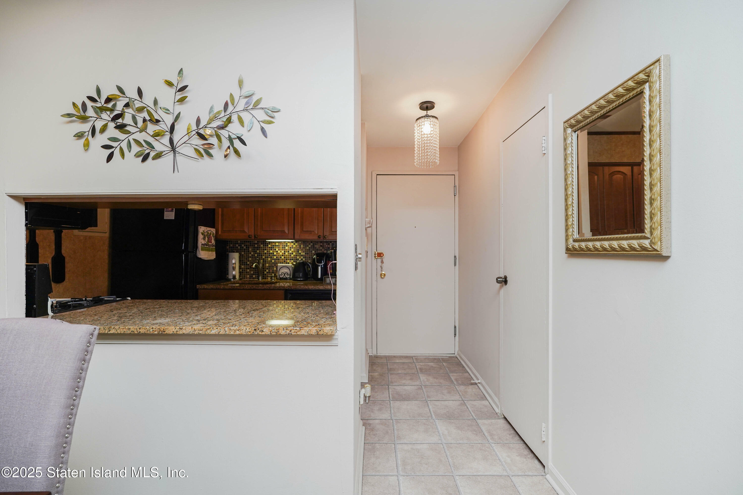 Property Photo:  2 Elmwood Park Drive 404  NY 10314 