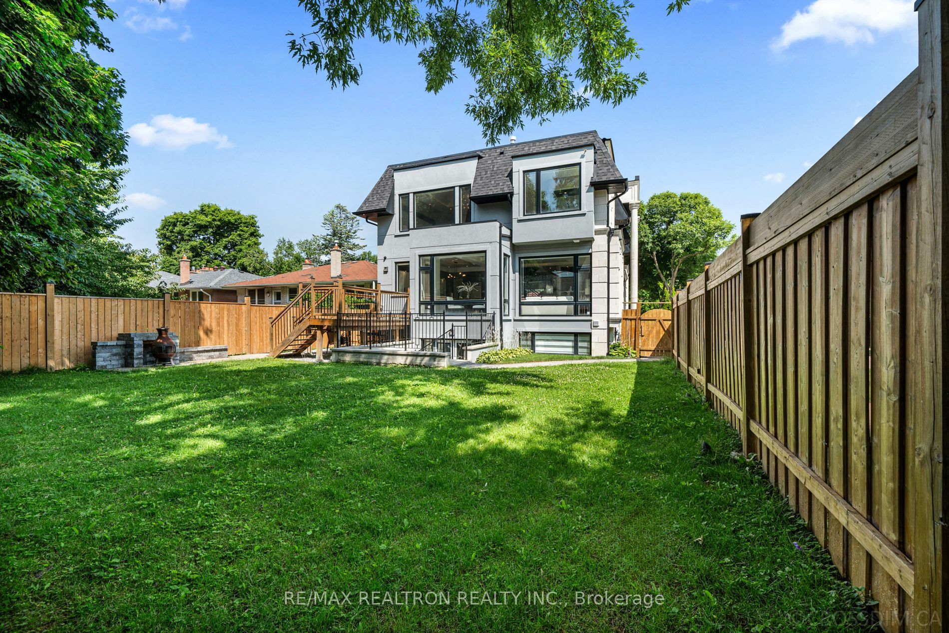 Photo de la propriété:  225 Northwood Dr  ON M2M 2K5 