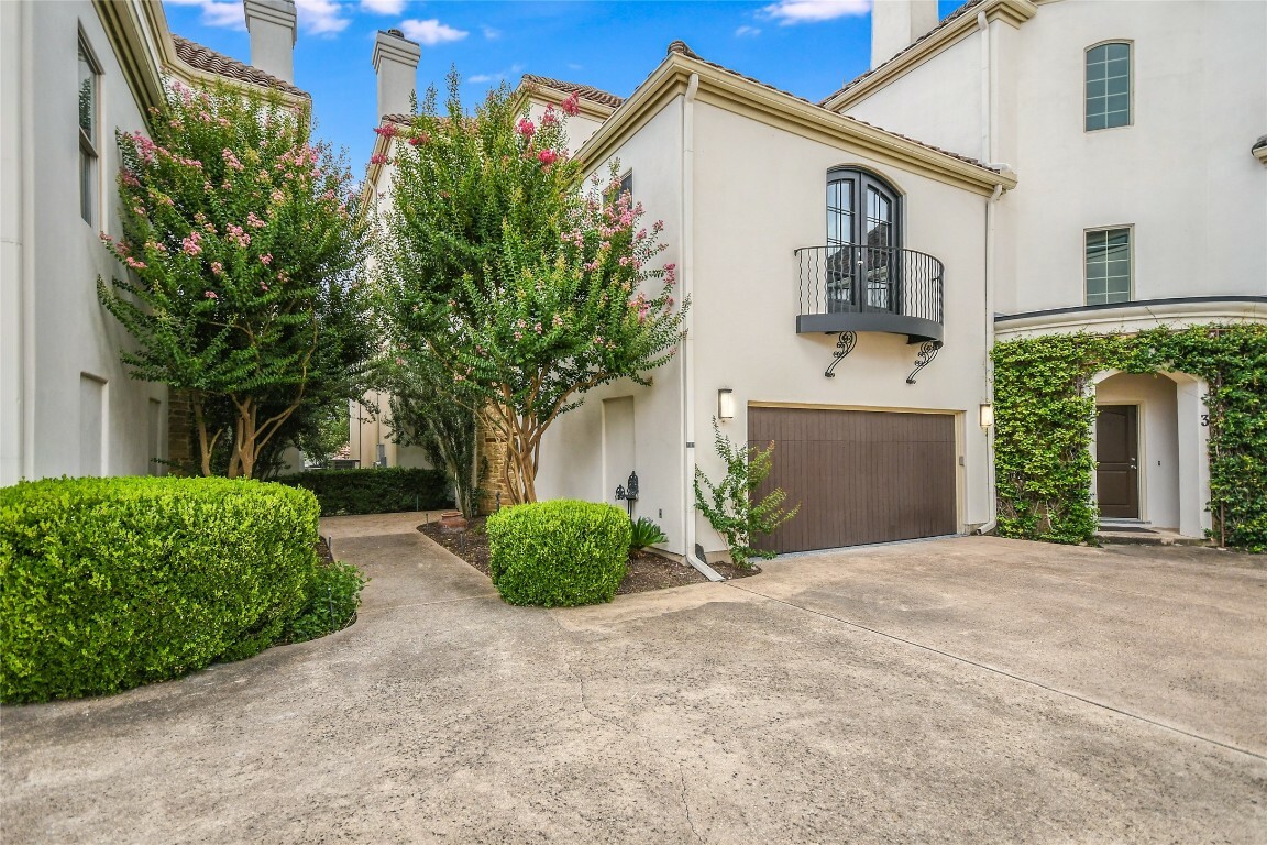 Property Photo: 1910 Rue De St Tropez 4 TX 78746