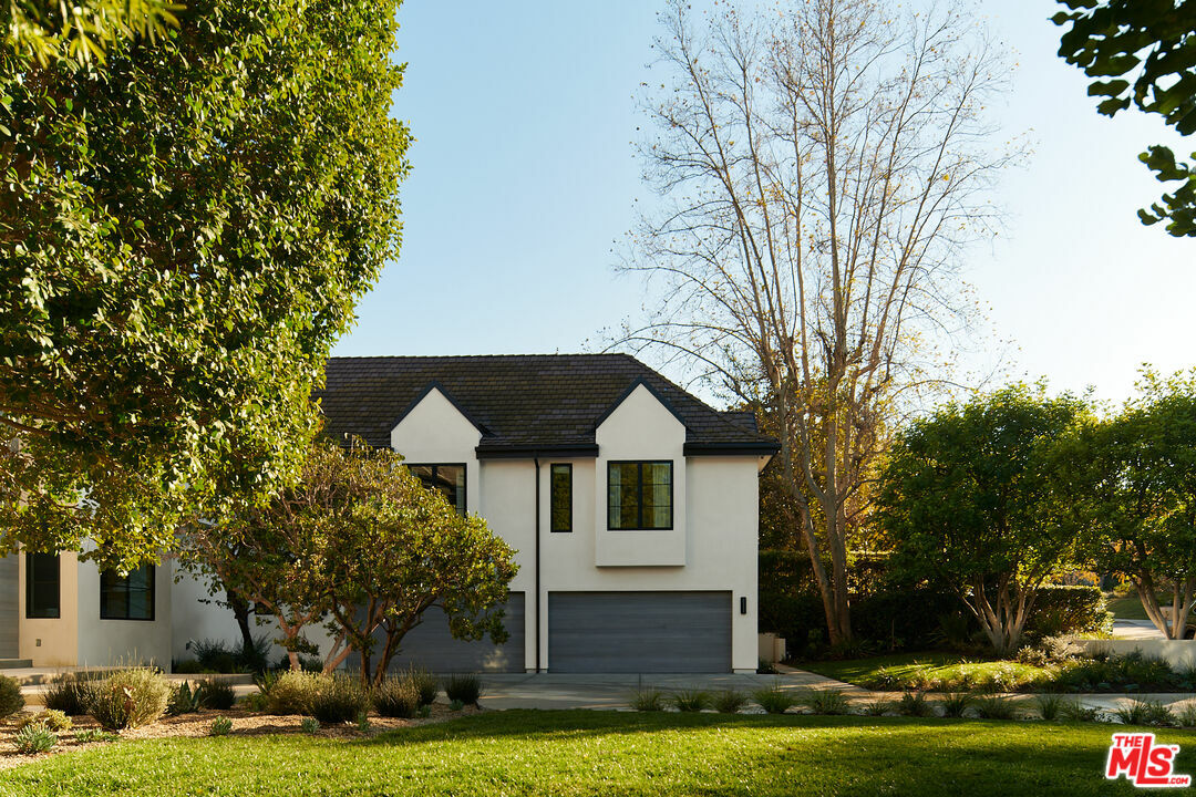 Property Photo:  3858 Hayvenhurst Dr  CA 91436 