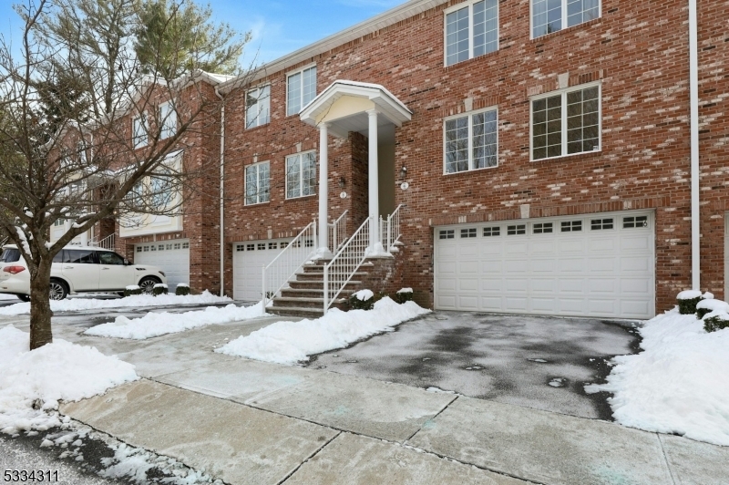 Property Photo:  6 Skymark Ct  NJ 07458 