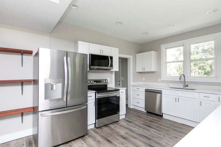 Property Photo:  400 W Ashland Avenue  IA 50125