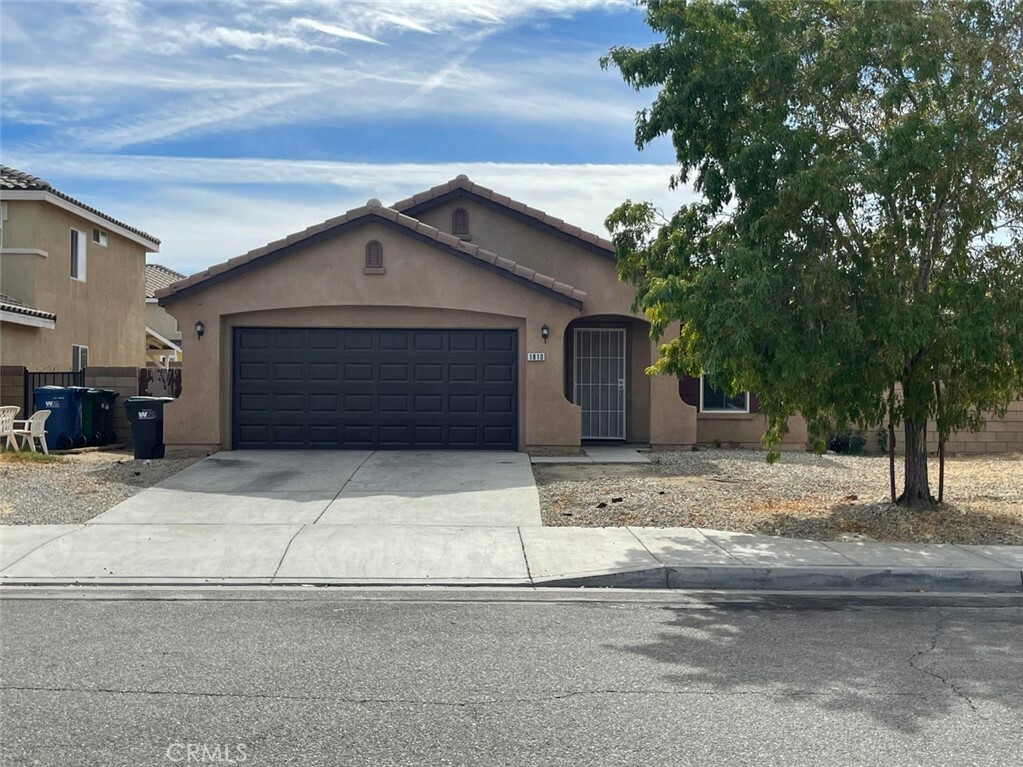 Property Photo: 1810 E Jenner Street CA 93535