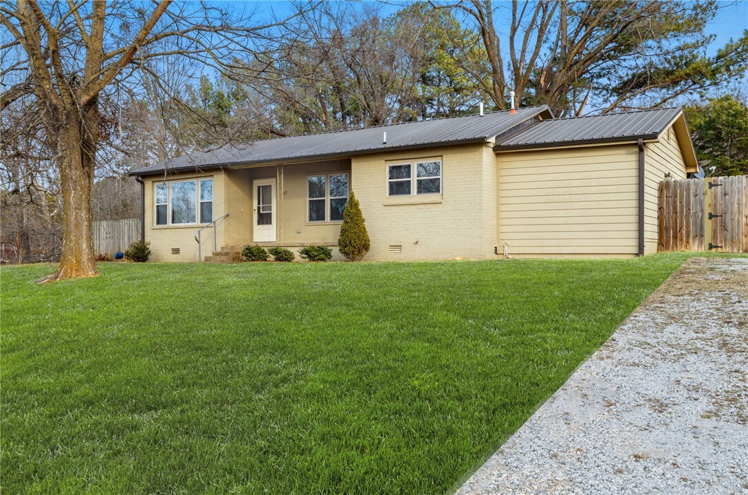 Property Photo:  707 S Parrott Drive  AR 72740 