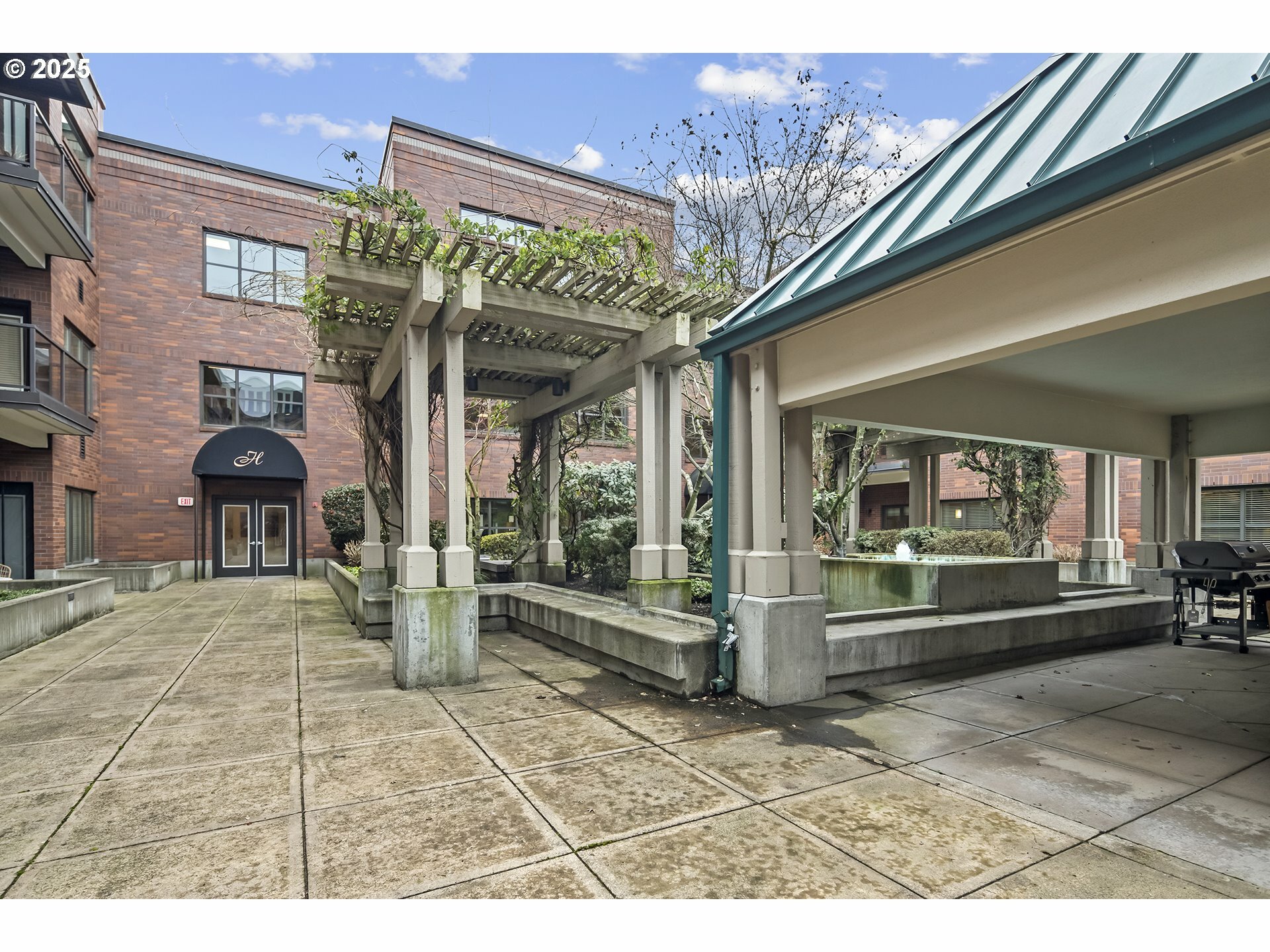 Property Photo: 300 W 8th St 218 WA 98660