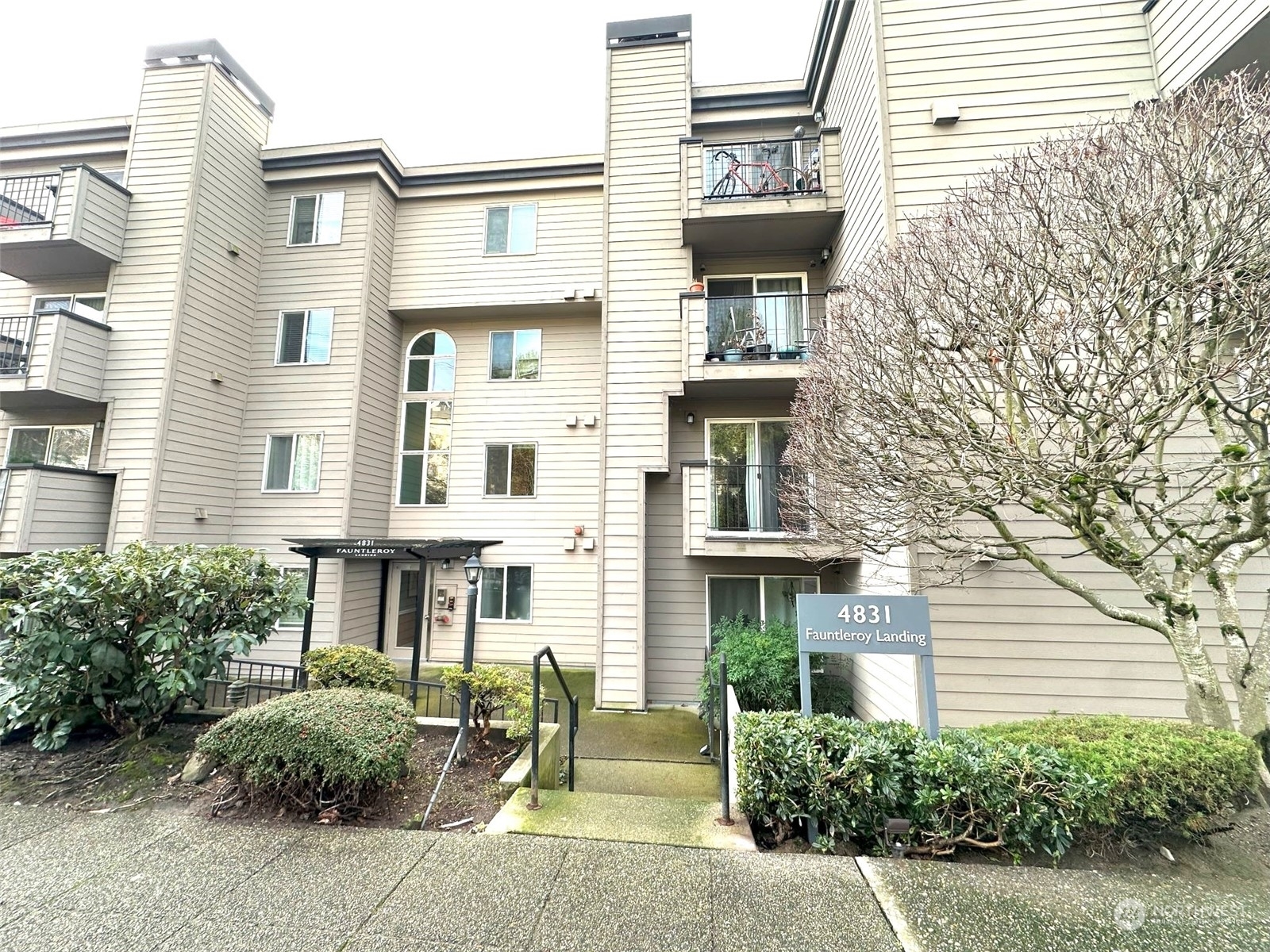 Property Photo: 4831 Fauntleroy SW 107 WA 98116