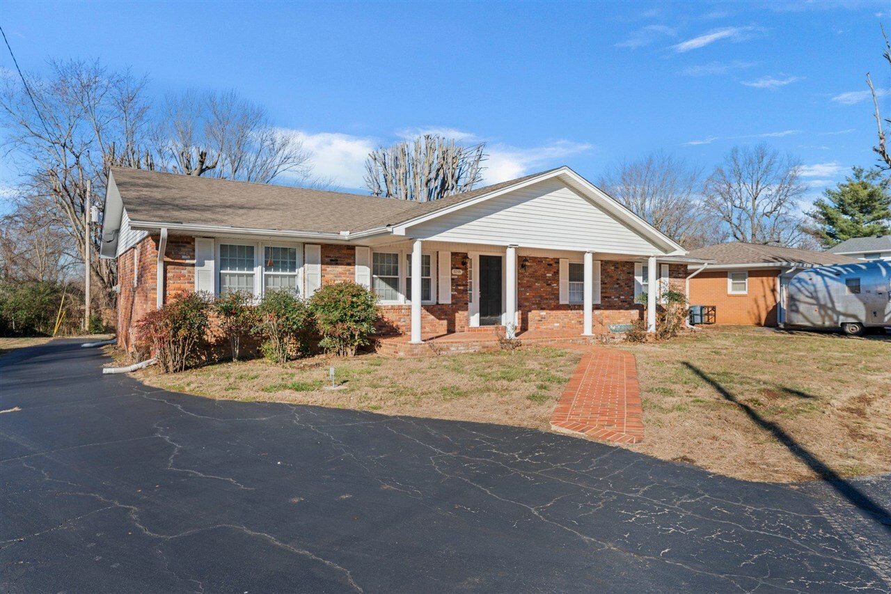 Property Photo: 1218 Shawnee Way KY 42103