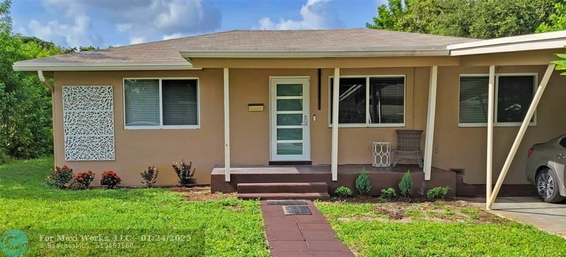 Property Photo:  660 NE 35th St  FL 33334 