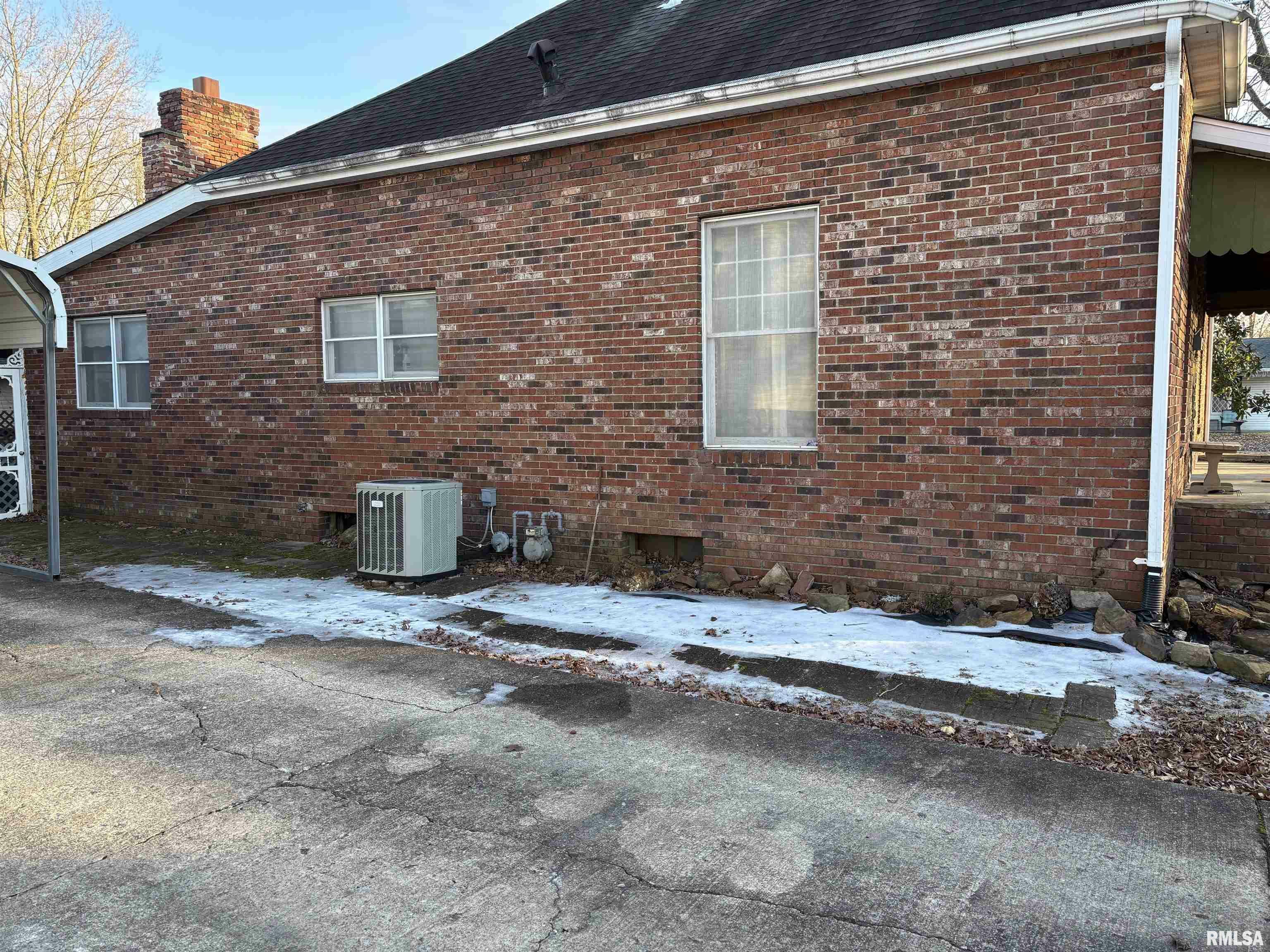 Property Photo:  909 S Madison Street  IL 62959 