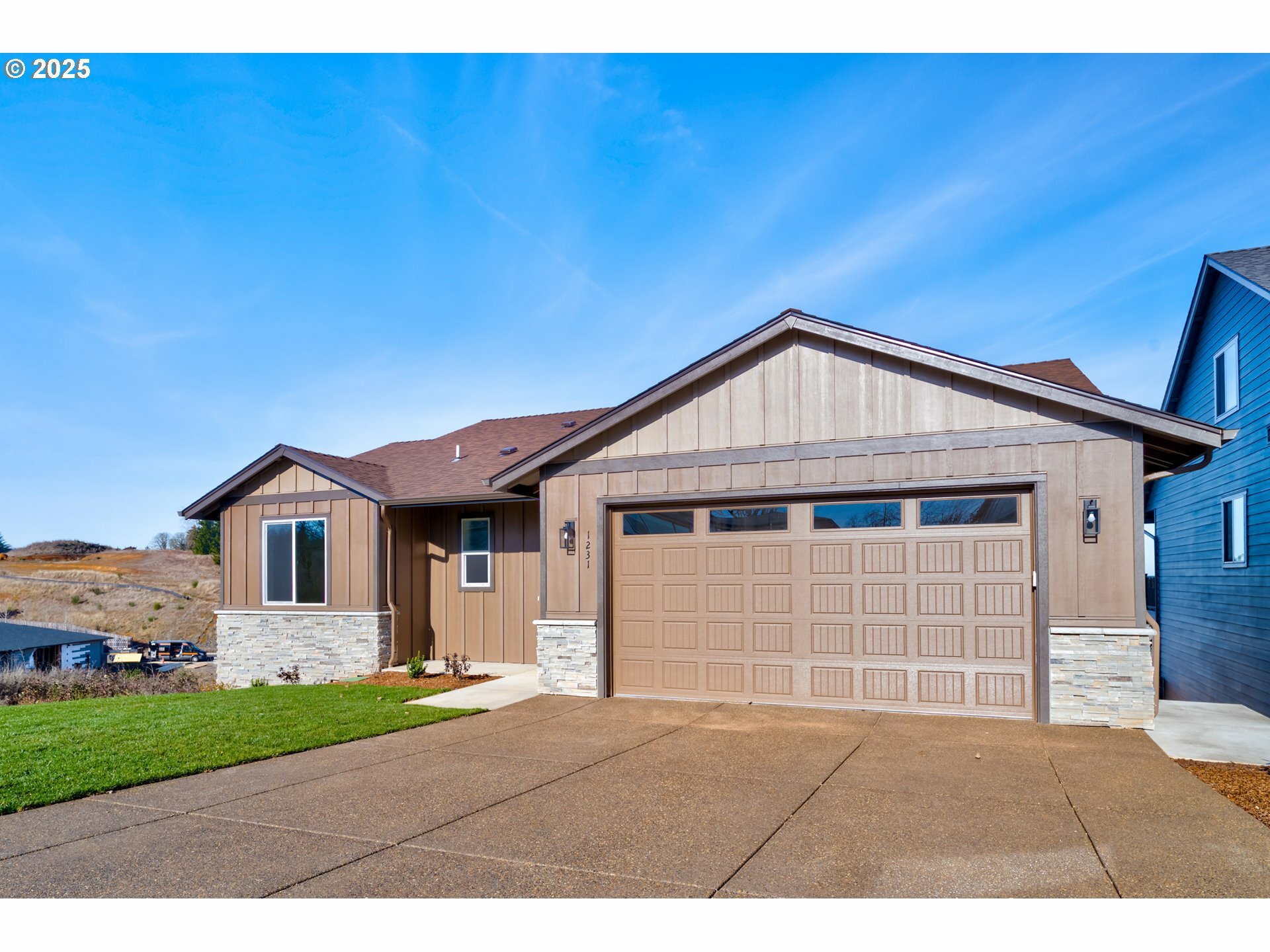 Property Photo: 1231 Thunderbird Ave S OR 97306