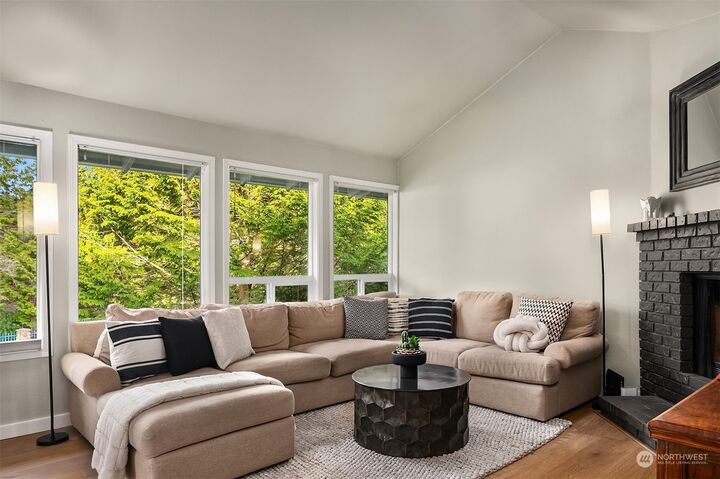 Property Photo:  1600  149th Place SE 3  WA 98007 