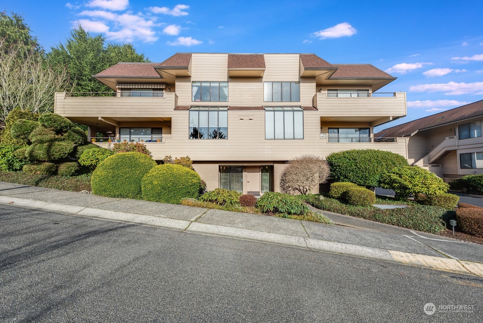 Property Photo:  910 S 248th Street 1  WA 98198 