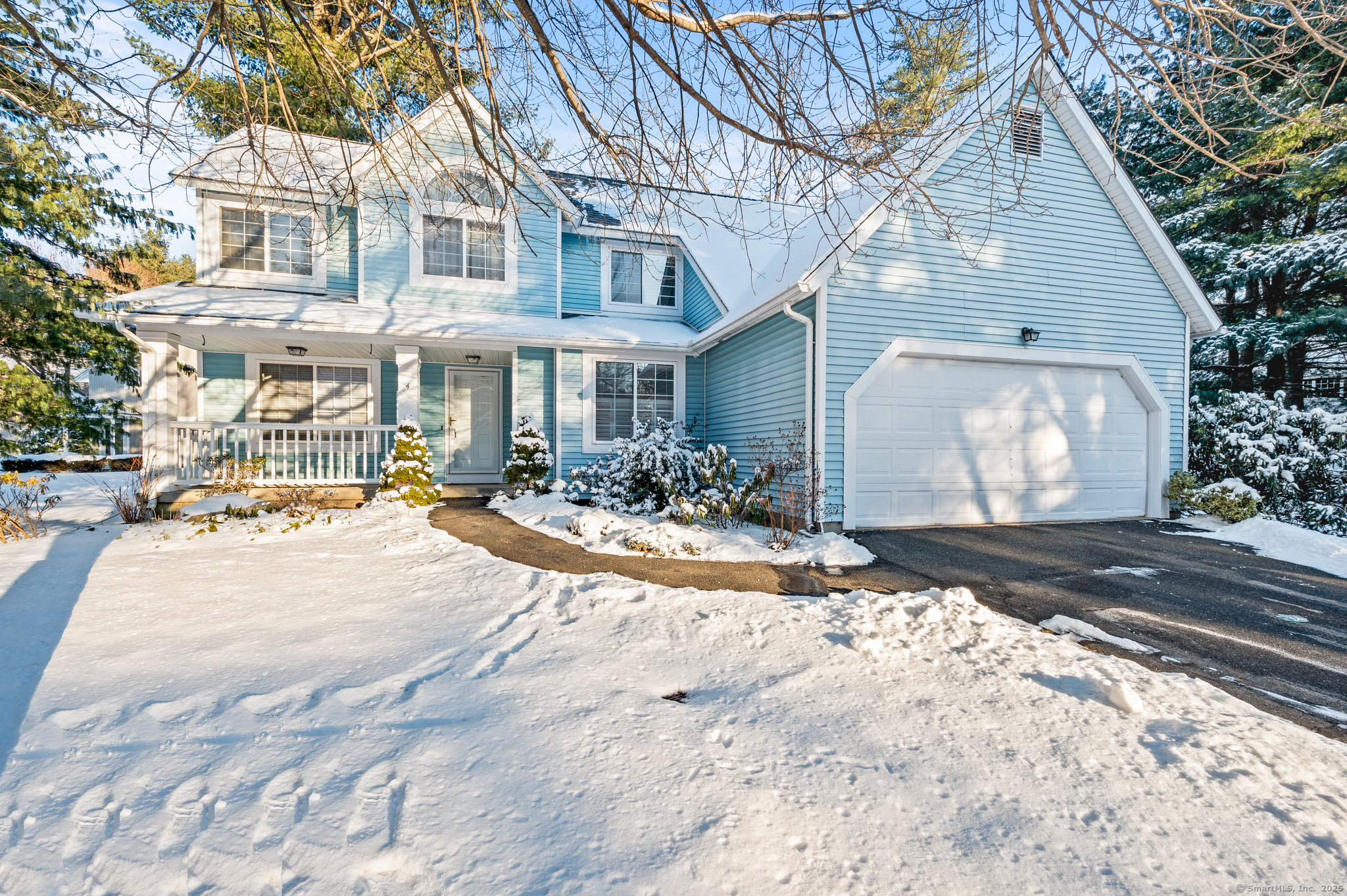 Property Photo: 4 Edgewood Court 4 CT 06070