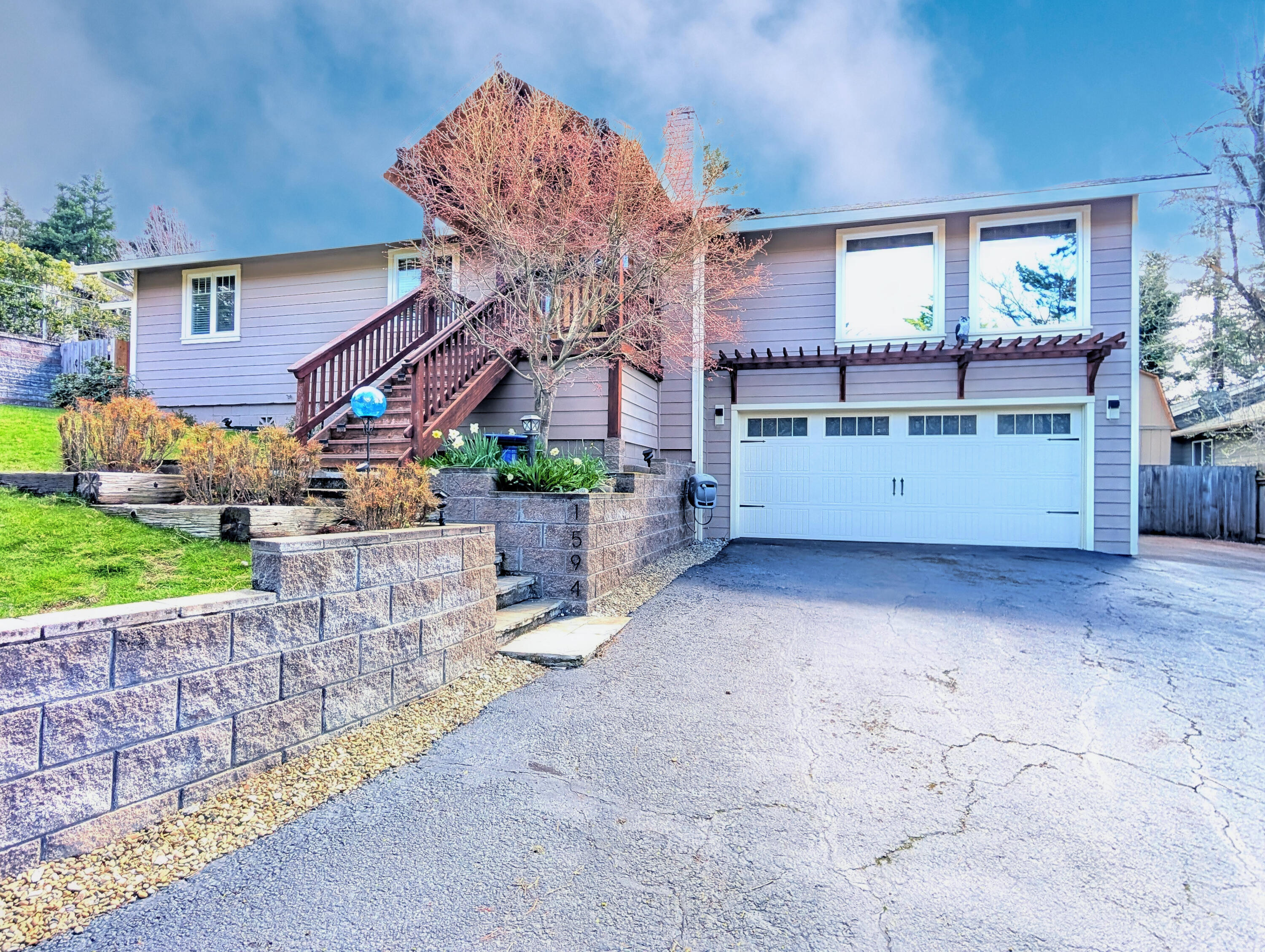 Property Photo:  1594 Angelcrest Drive  OR 97504 