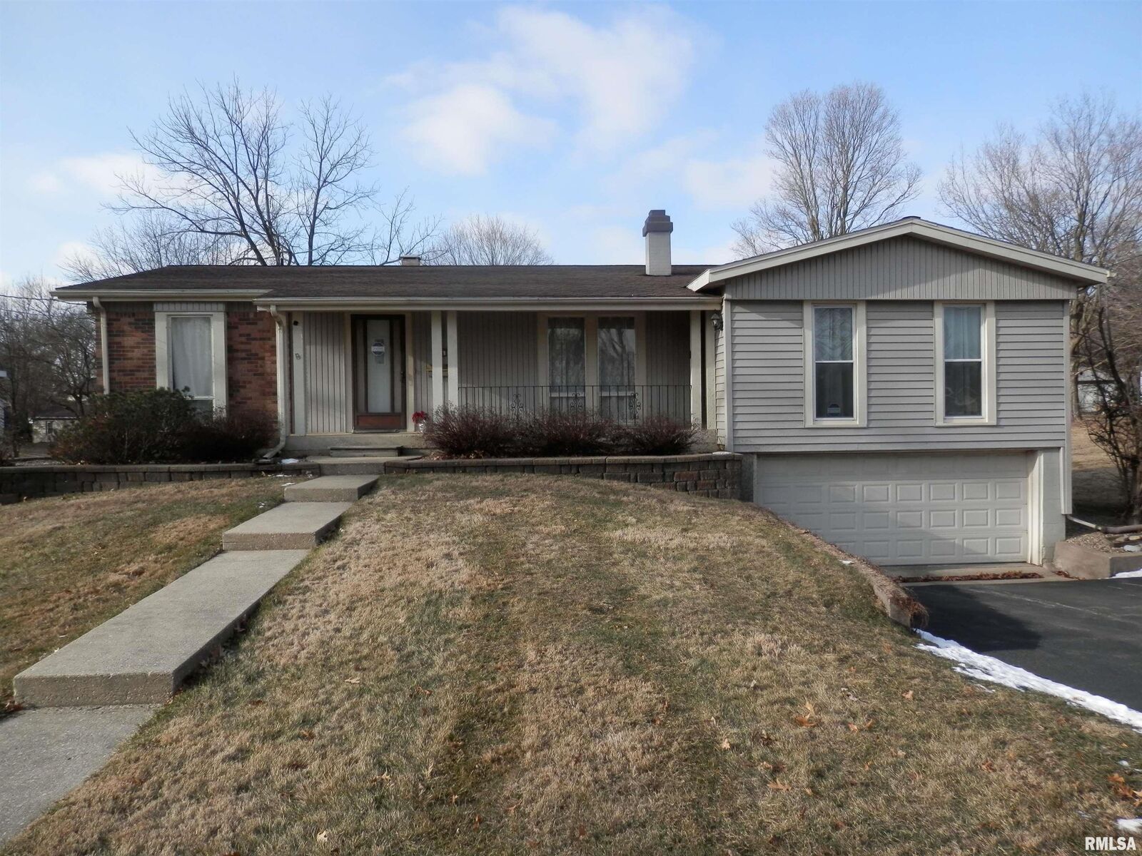Property Photo:  124 Henderson Road  IL 61448 