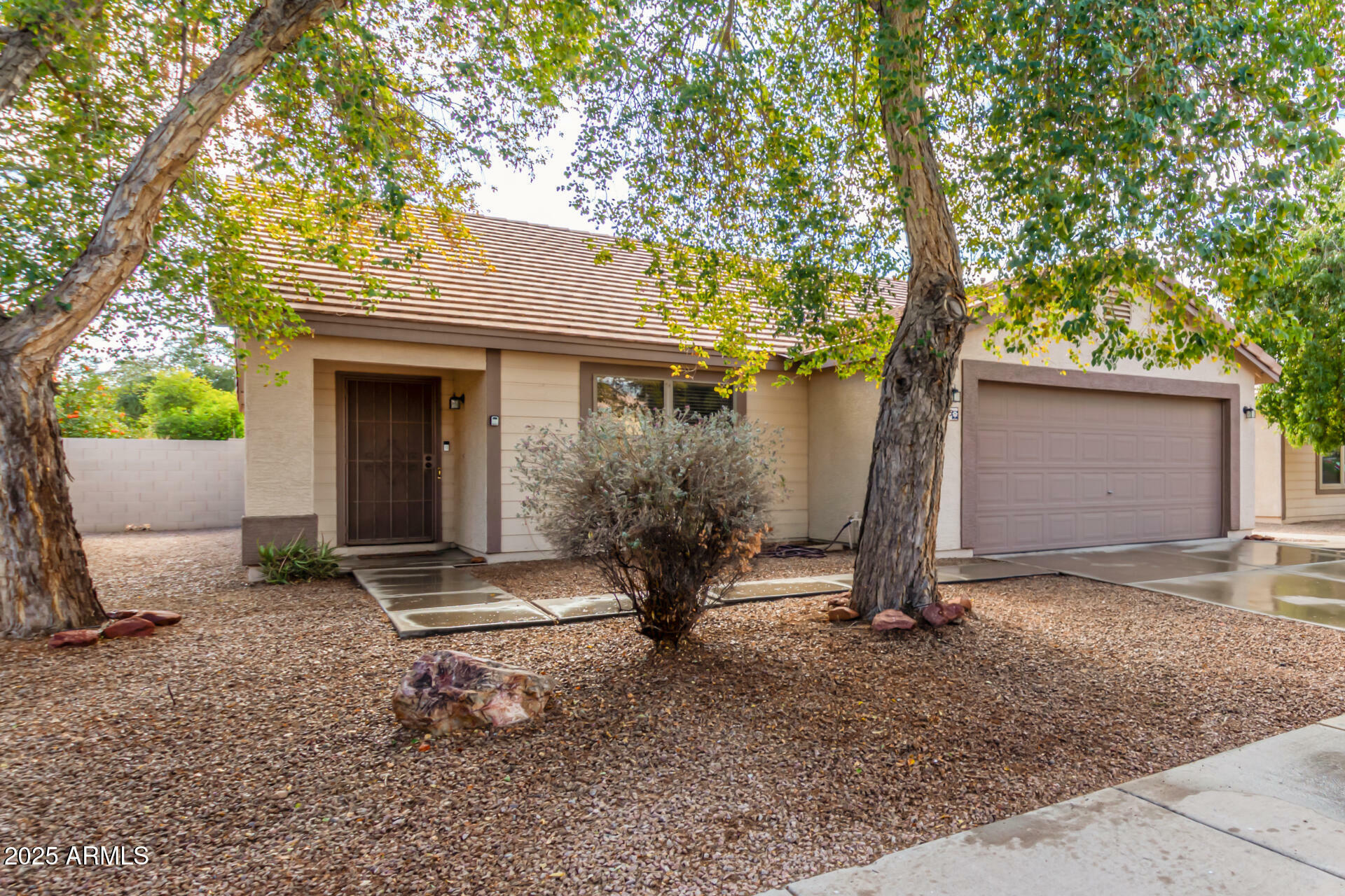 Property Photo:  485 W Fabens Lane  AZ 85233 