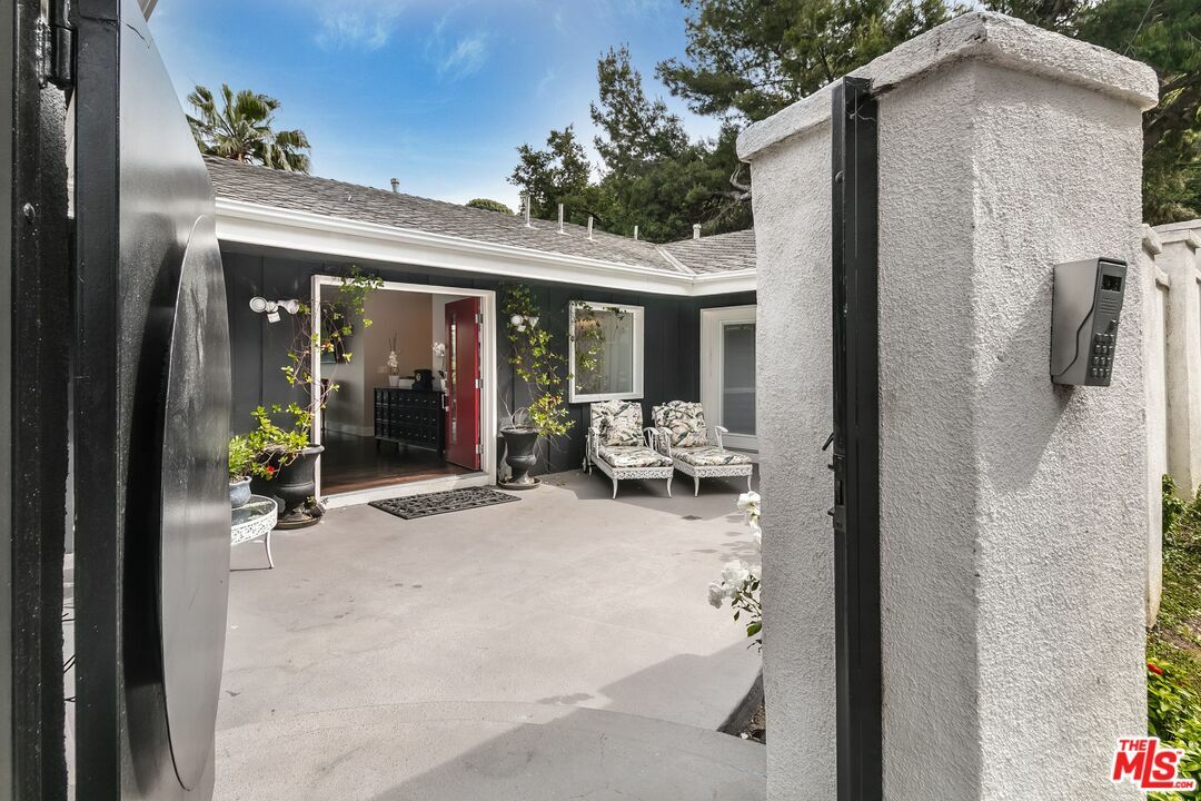Property Photo: 3200 Wrightwood Dr CA 91604