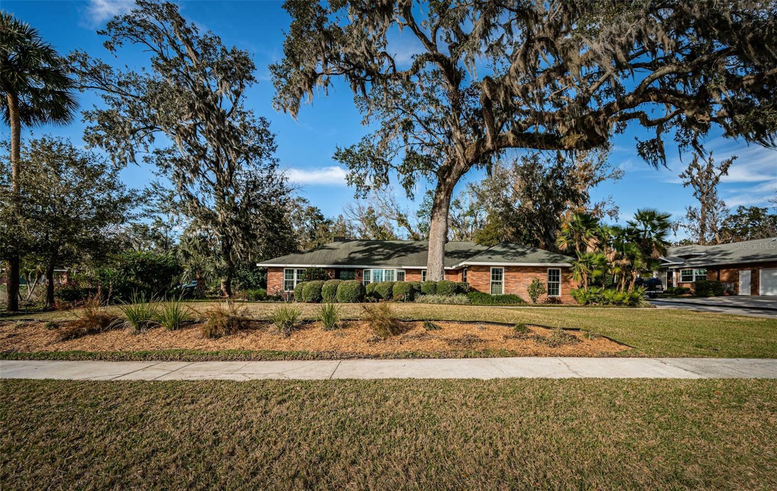 Property Photo:  118 Laurel Tree Way  FL 33511 