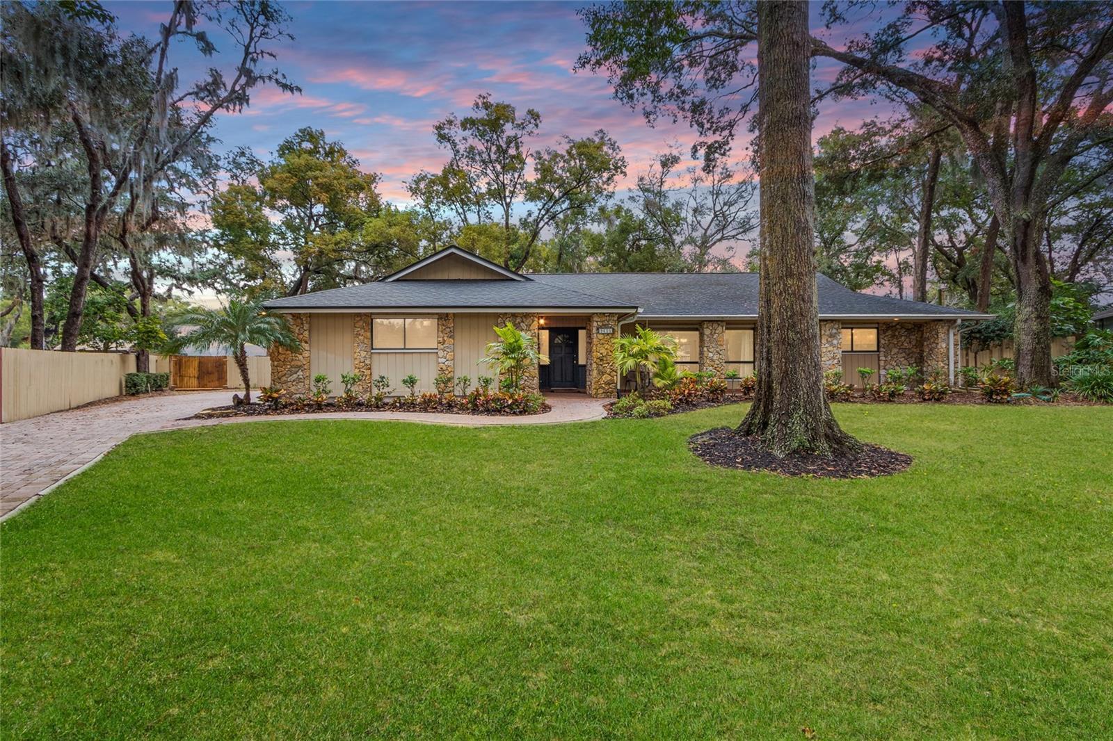Property Photo: 9605 Hollyglen Place FL 34786