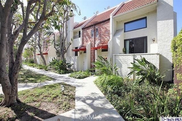 Property Photo: 6540 Hayvenhurst Avenue 16 CA 91406