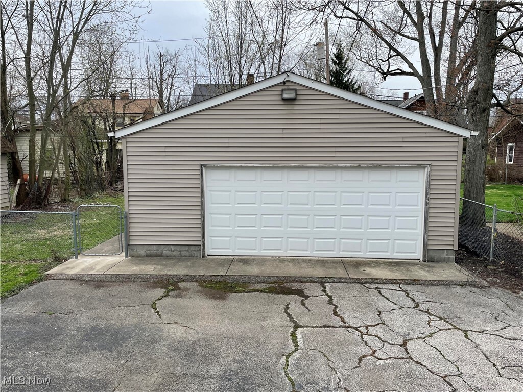 Property Photo:  206 Oak Knoll Avenue SE  OH 44483 