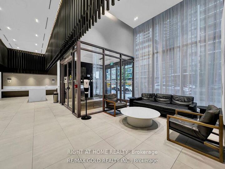 Property Photo: 4065 Confederation Parkway 1008 ON L5B 0L4