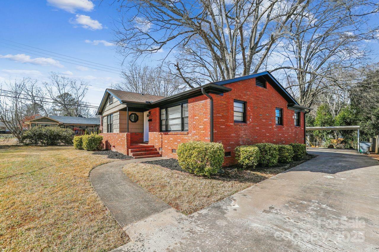 Property Photo:  2200 Cornwall Street  NC 28205 