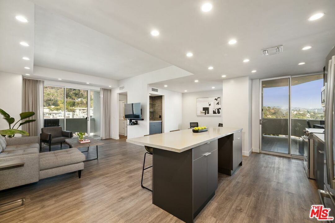 Property Photo:  7250 Franklin Ave 701  CA 90046 