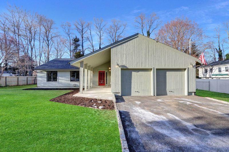 Property Photo:  3 Stratford Road  NY 11764 