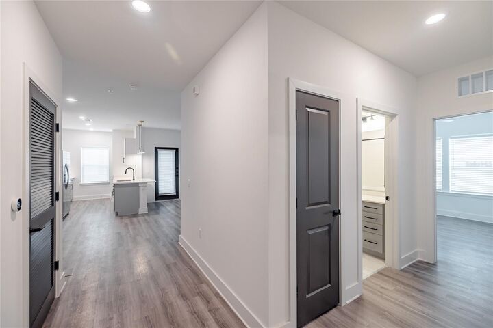 Property Photo:  1420 Lakefront Drive 6111  FL 34240 