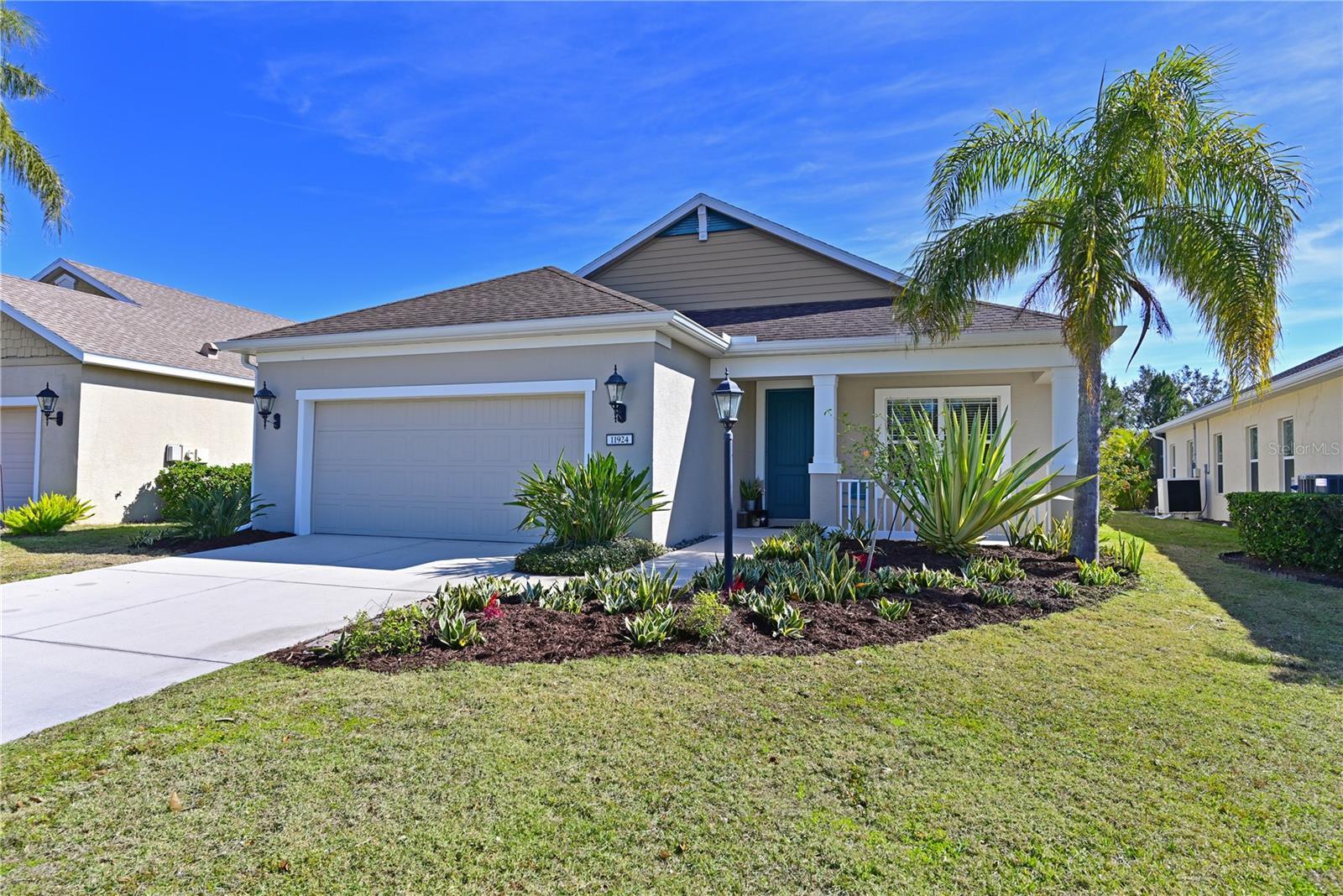Property Photo: 11924 Forest Park Circle FL 34211