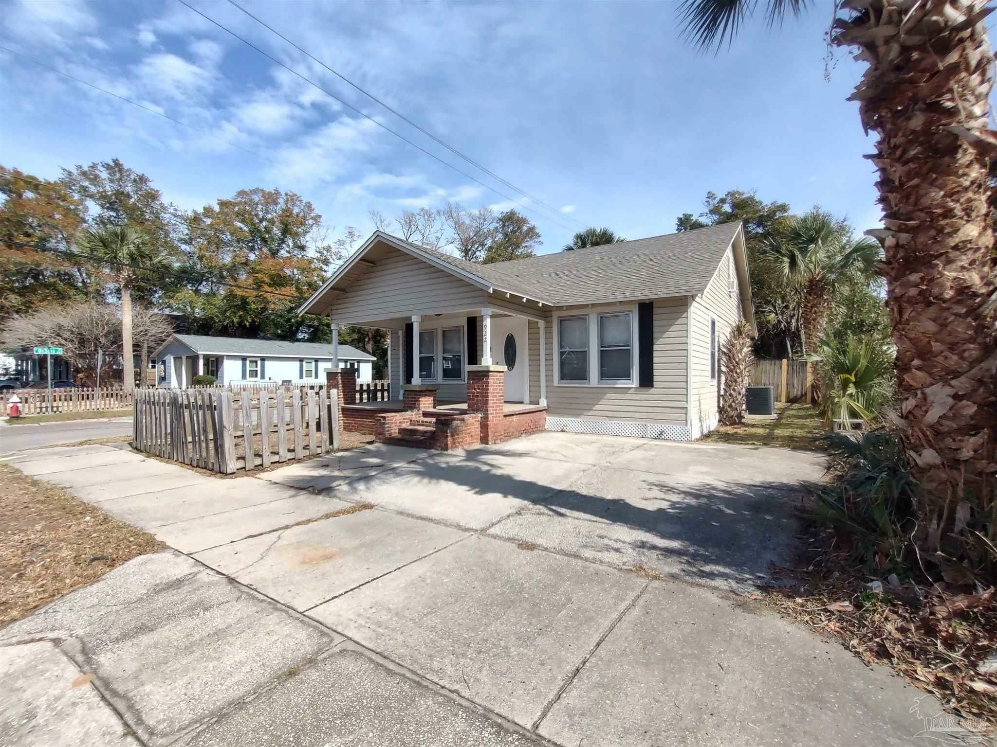 Property Photo:  922 N 6th Ave  FL 32501 