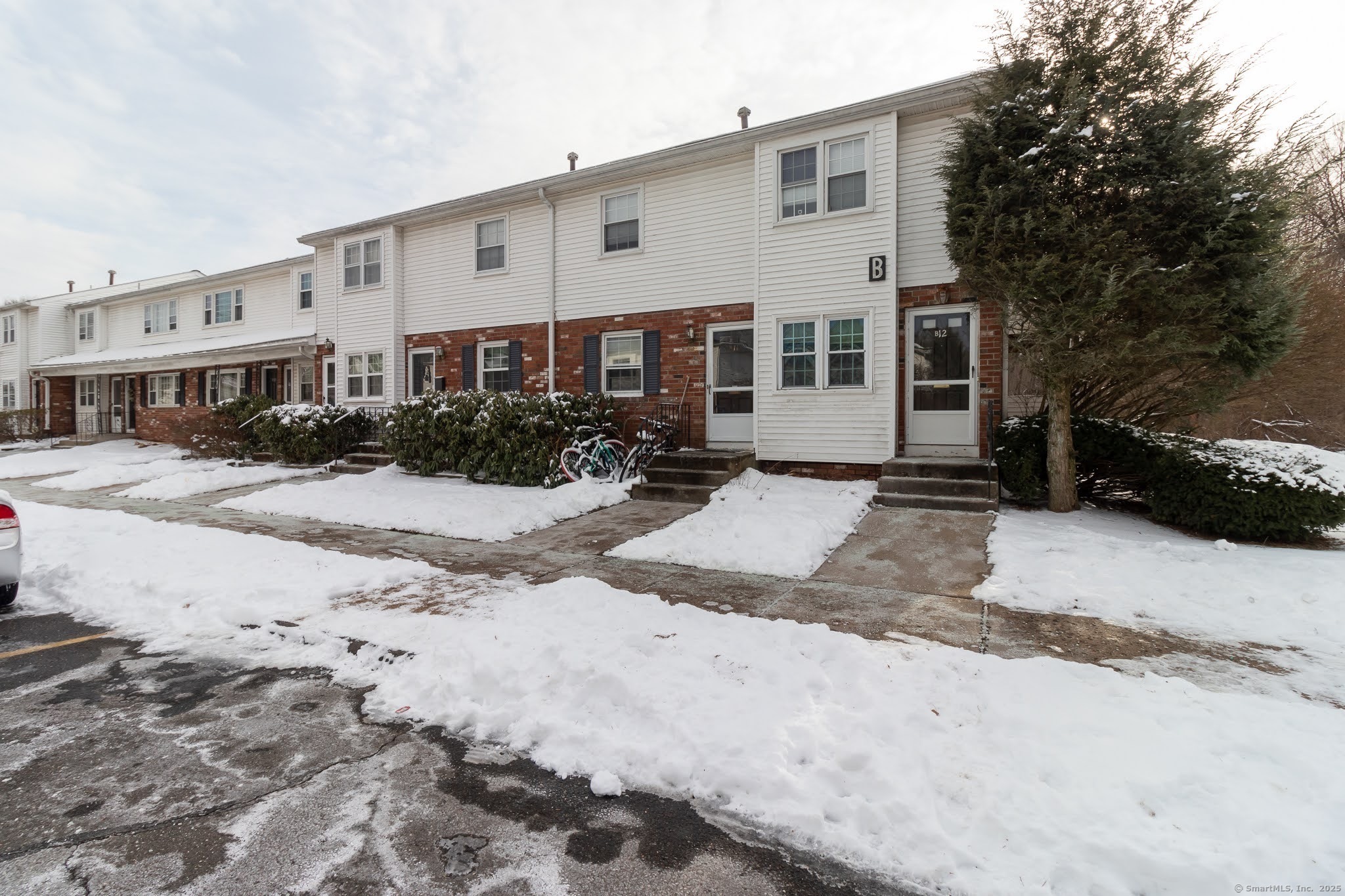 Property Photo:  B-10 Bradley Circle B  CT 06082 